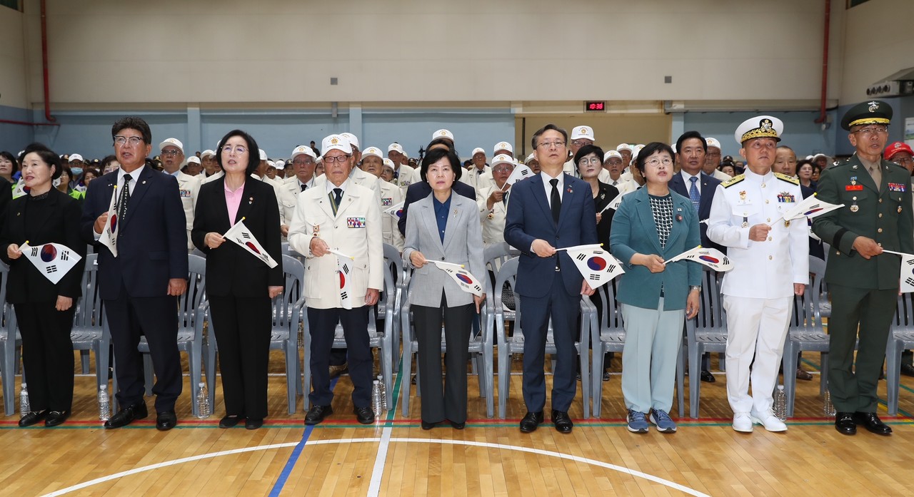 제주도는 25일 오전 10시 제주시 사라봉다목적체육관에서 ‘제75주년 6·25전쟁 기념식’을 개최해 참전 유공자들의 희생을 기리고 자유와 평화의 가치를 도민과 함께 되새겼다.
