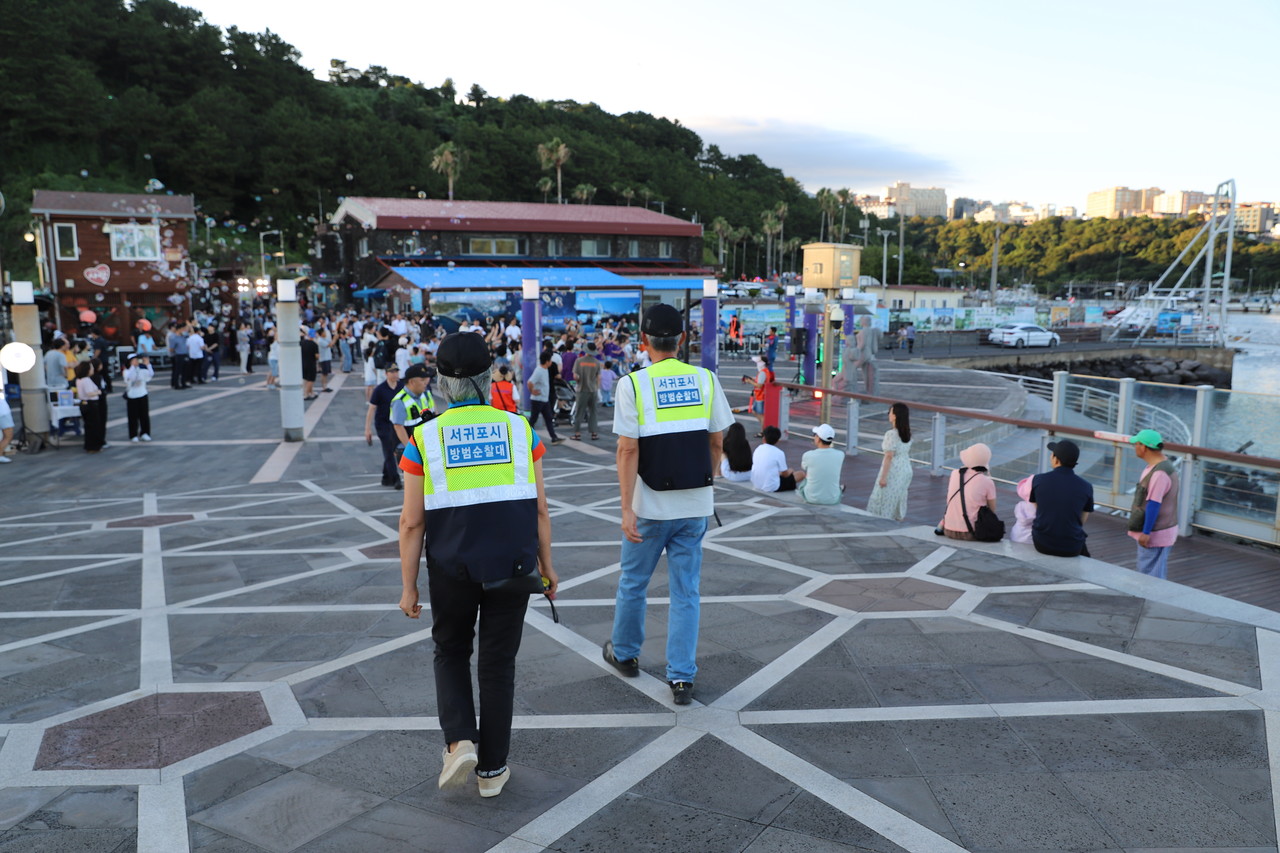 서귀포시 방범순찰대 대원들이 지난 25일 새연교 일원에서 열린 '금토금토 새연쇼' 현장을 둘러 보고 있다. 고권봉 기자