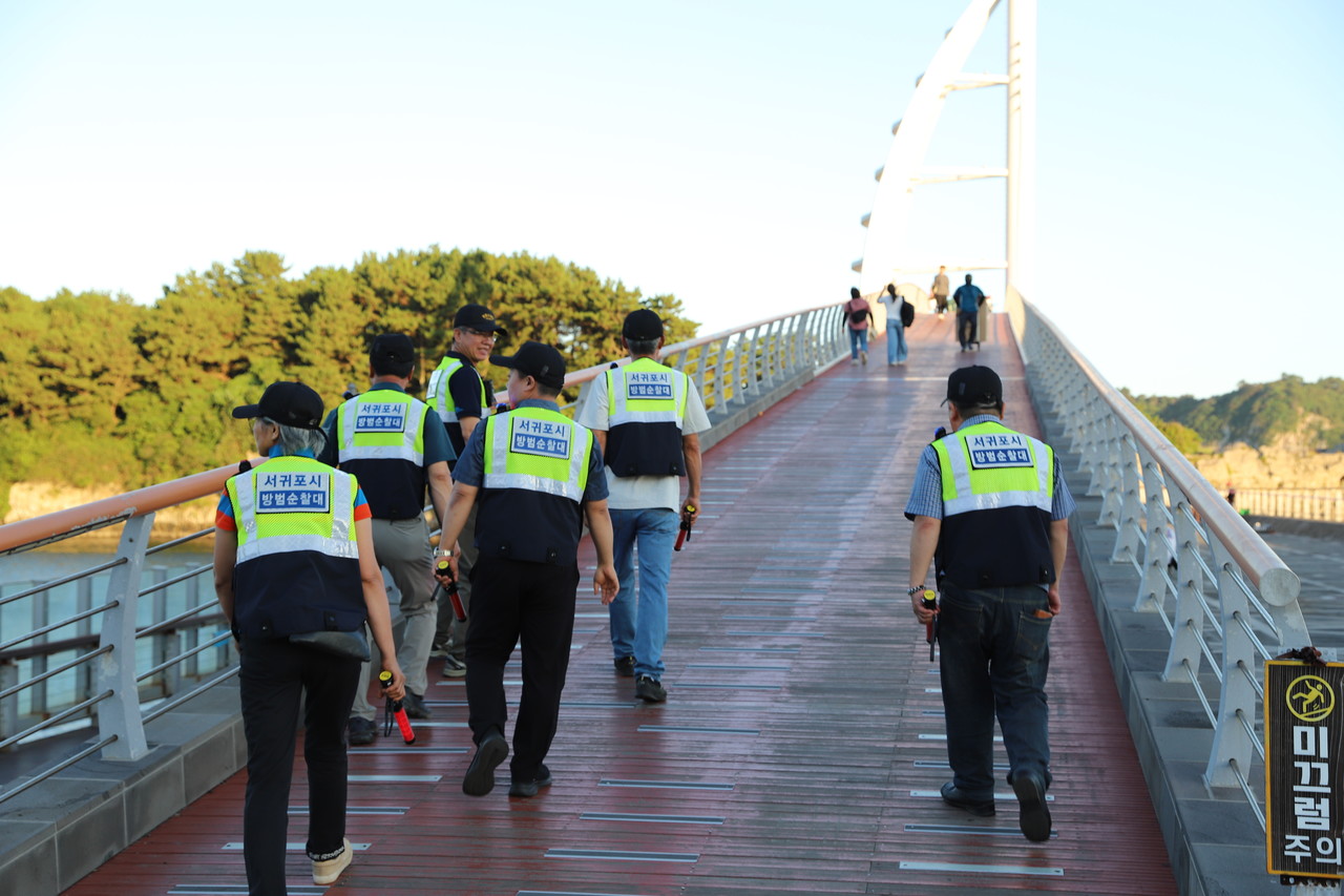 서귀포시 방범순찰대 대원들이 지난 25일 새연교 일원에서 열린 '금토금토 새연쇼' 현장을 둘러 보고 있다. 고권봉 기자