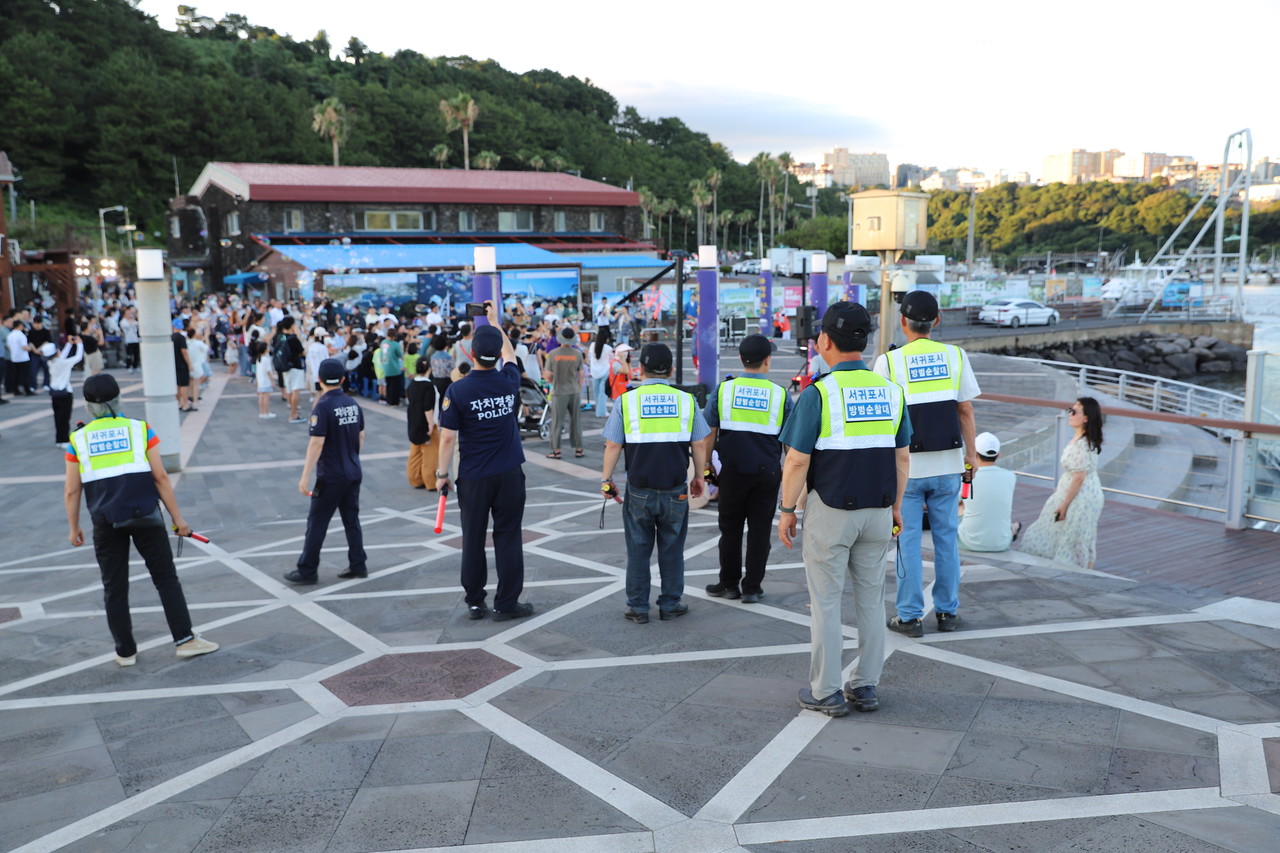 서귀포시 방범순찰대 대원들이 지난 25일 새연교 일원에서 열린 '금토금토 새연쇼' 현장을 둘러 보고 있다. 고권봉 기자