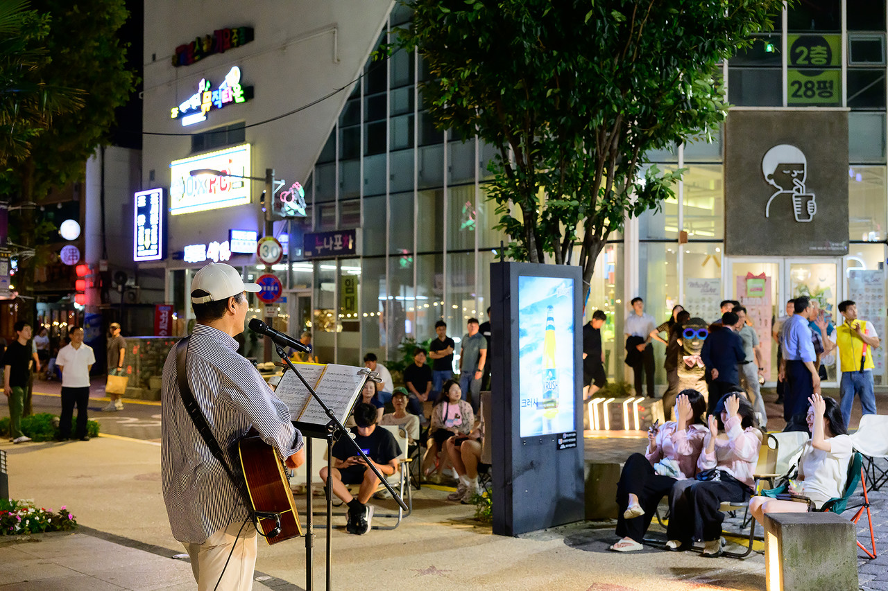 서귀포시 정방동(동장 오현숙)과 정방동상가번영회(회장 김현구)는 오는 9일 오후 7~9시 이중섭로 삼일아트리움 앞 거리에서 차 없는 거리 문화행사인 ‘2025 서귀포 명동로 토토즐’ 두 번째 회차를 개최할 예정인 가운데 사진은 지난 첫 번째 회차 공연 모습이다.