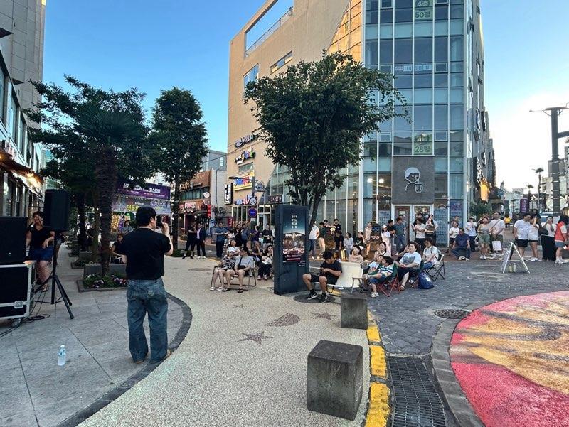서귀포시 정방동(동장 오현숙)과 정방동상가번영회(회장 김현구)는 오는 9일 오후 7~9시 이중섭로 삼일아트리움 앞 거리에서 차 없는 거리 문화행사인 ‘2025 서귀포 명동로 토토즐’ 두 번째 회차를 개최할 예정인 가운데 사진은 지난 첫 번째 회차 공연 모습이다.