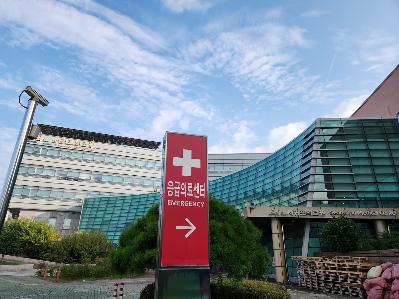 제주도는 도민의 생명을 지키기 위해 ‘제주형 응급의료체계’ 구축에 나서고 있다. 제주도가 지역 맞춤형 응급의료체계를 가동하면서 중증응급환자 신속 대응부터 의료 취약지 해소까지 섬 지역의 한계 극복에 대한 기대감을 높이고 있는 것으로 평가받고 있다.