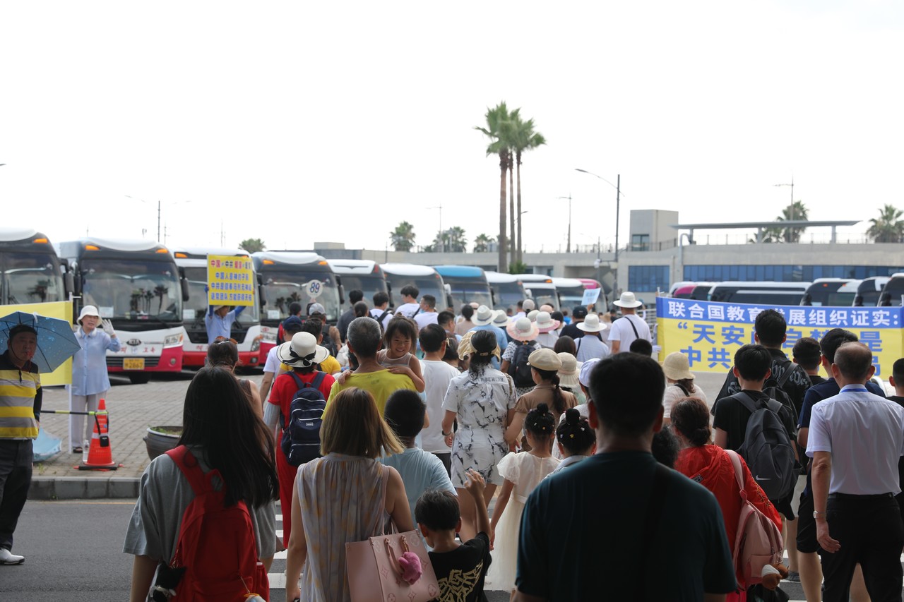 서귀포 강정항(제주민군복합형관광미항)으로 들어온 국제 크루즈 관광객들이 주차장에 세워진 관광버스에 올라타기 위해 이동하고 있다.