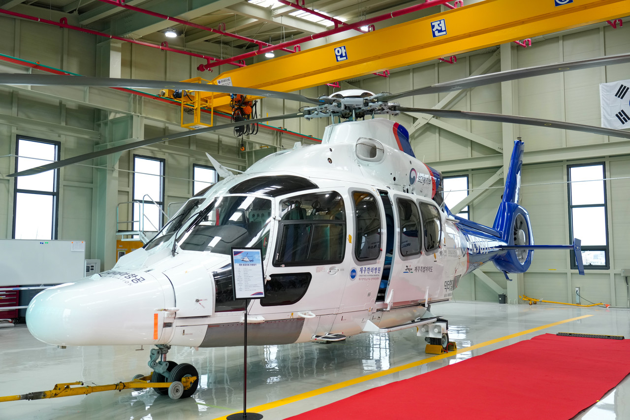 제주도는 도민의 생명과 직결되는 의료 서비스의 질적 향상 등을 위해 ‘제주형 응급의료체계 구축’에 나서고 있다. 제주응급의료 헬기.                                                                                                      자료사진