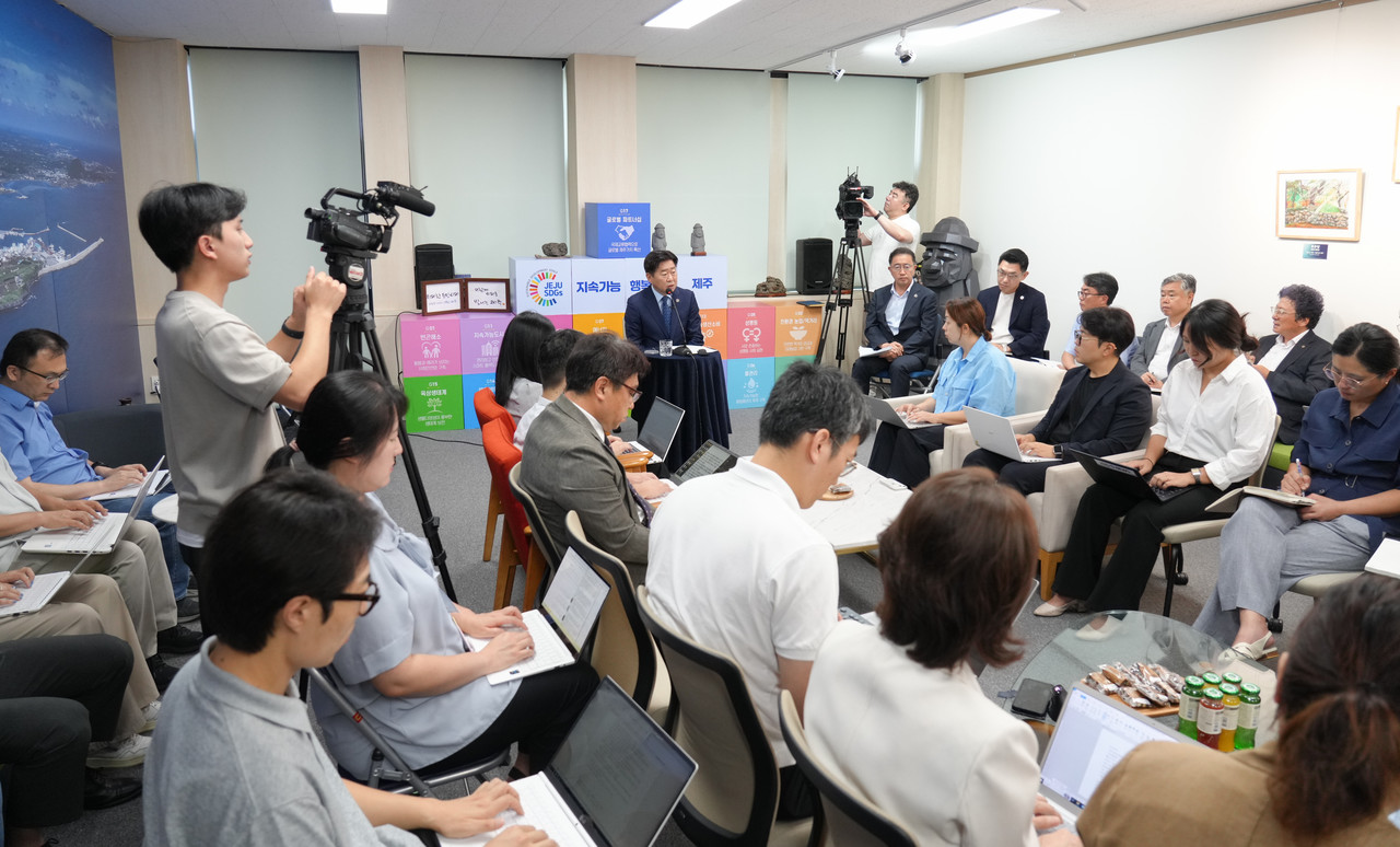 오영훈 제주도지사는 4일 오전 제주도청 소통회의실에서 출입기자단 간담회를 열고 제주형 행정체제 개편과 관련한 입장 등을 설명했다.