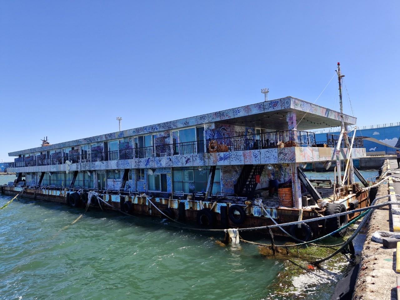 성산포항에 방치된 해상호텔 선박