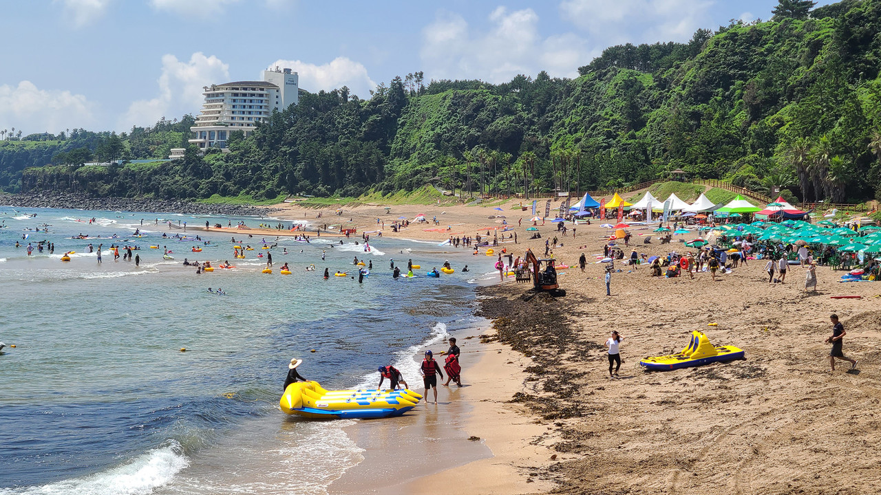 제주도가 올해 제주지역 12개 해수욕장 이용객을 집계한 결과 지난해보다 27% 가량 증가한 144만명으로 나타났다. 이 가운데 서귀포 지역 4개 해수욕장 이용객은 19만명에 머물렀다. 여름철 대표 여행지인 해수욕장 활성화 등을 위한 대책 마련이 요구되고 있다. 자료사진