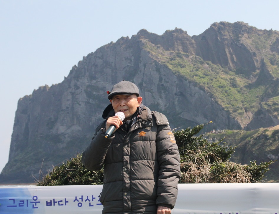 지난 2022년 4월 성산일출봉 낭송회에서의 이생진 시인                                                         [자료사진]