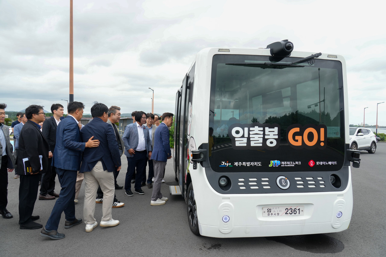 제주도는 지난 19일 오전 성산읍 광치기해변 공영주차장에서 관광형 자율주행버스 ‘일출봉 GO’ 시승식을 개최했다.