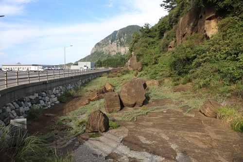 남쪽 기슭의 퇴적암 지층