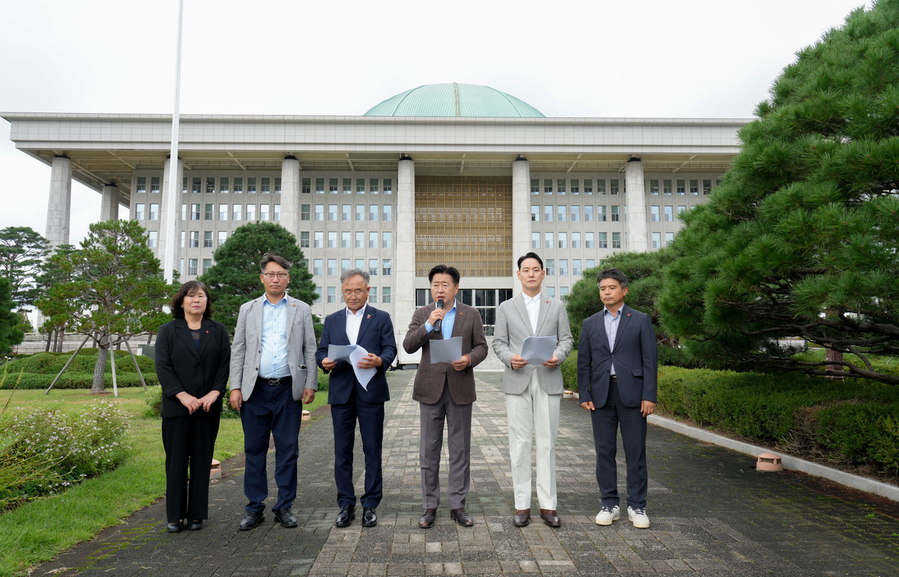 제주특별자치도는 지난 12일 오후 1시 국회에서 국민의힘 장동혁 대표의 제주4·3 역사 왜곡 발언을 규탄하는 기자회견을 개최했다.