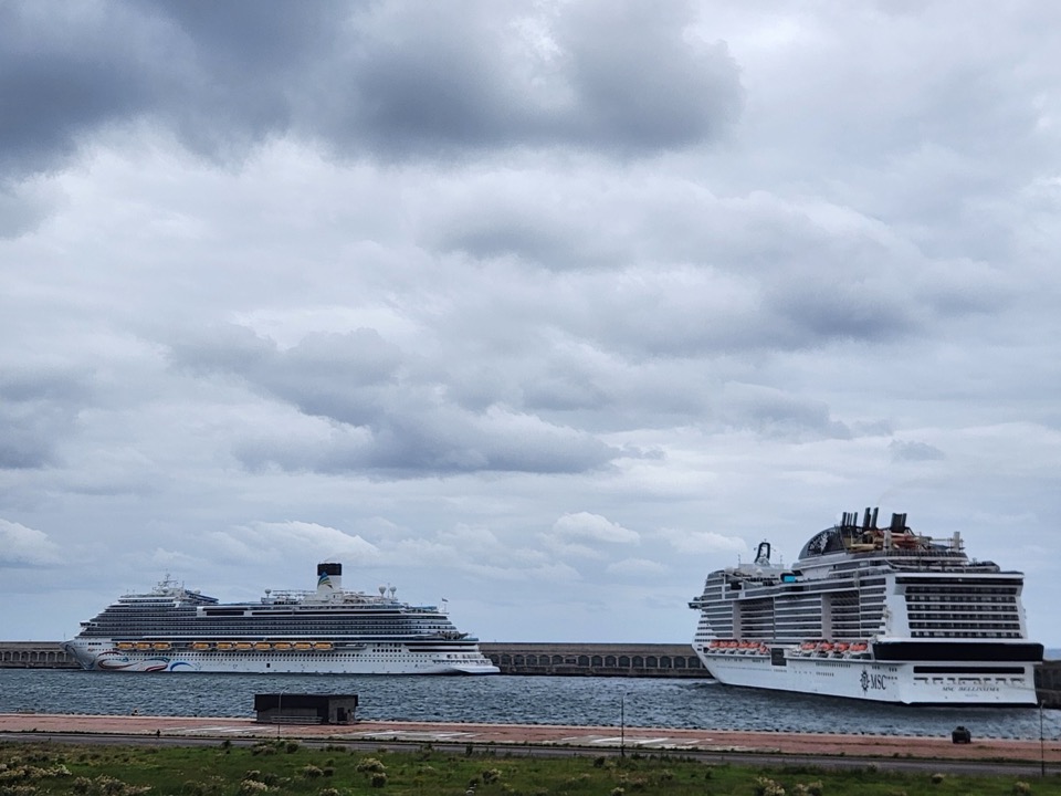 제주특별자치도는 지난 17일 하루 1만명 넘게 크루즈를 타고 제주를 찾으며, 올해 크루즈 관광객이 64만명을 돌파했다고 밝혔다. 사진은 강정항 모습.