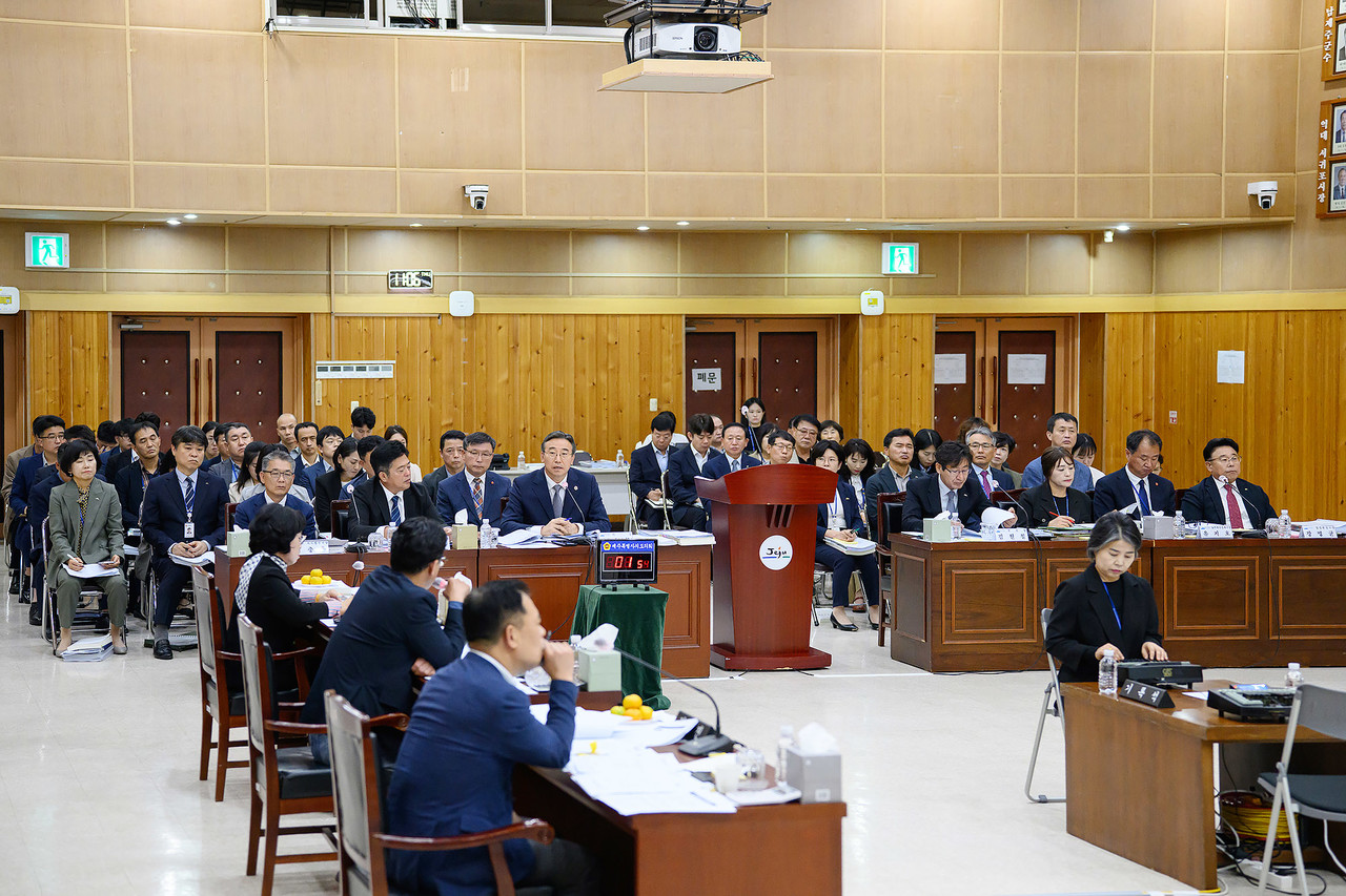 제주특별자치도의회 문화관광체육위원회는 지난 23일 서귀포시청에서 제443회 임시회를 속개하고 서귀포시를 대상으로 한 행정사무감사를 진행했다.