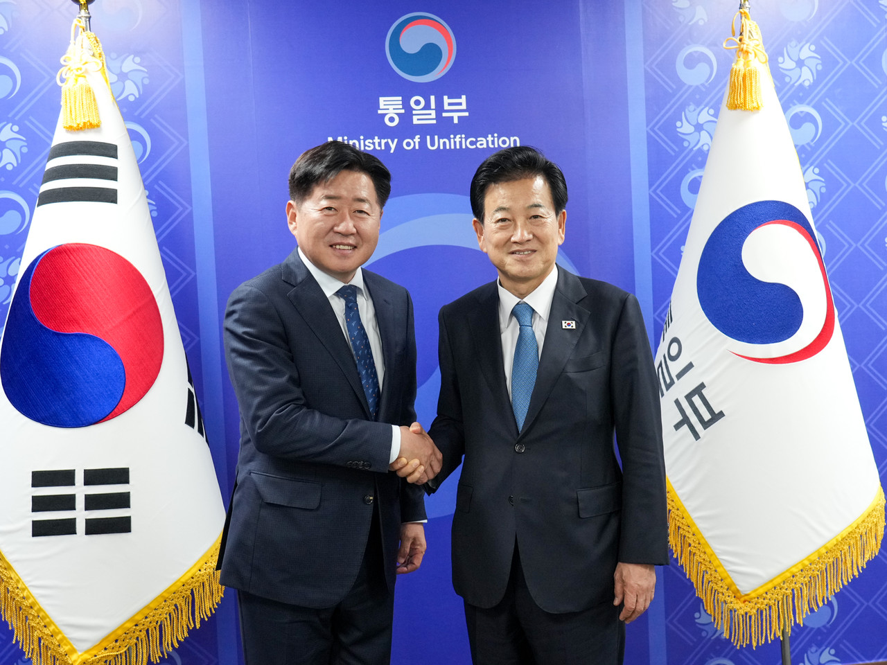 오영훈 제주특별자치도지사(사진 왼쪽)는 지난 5일 오후 정부서울청사에서 정동영 통일부장관(오른쪽)을 만나 새로운 한반도 평화시대를 위한 ‘제주형 남북교류협력사업’ 추진 방안을 논의했다.