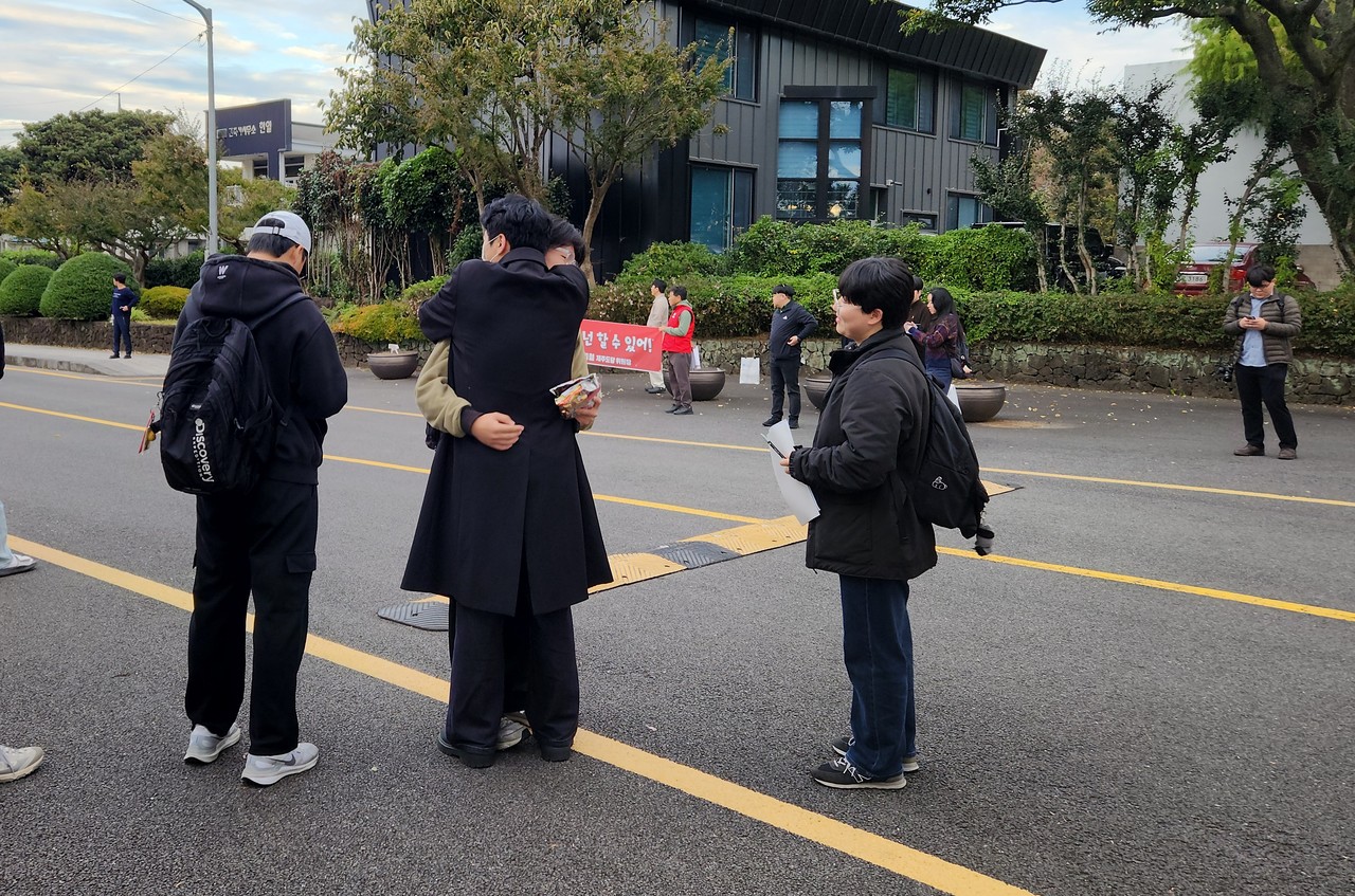 2026학년도 대학수학능력 시험이 서귀포 지역 4개 시험장을 포함해 전국 1310개 시험장에서 실시되고 있다.교사가 수능 시험을 치르기 위해 시험장으로 들어가는 제자를 안아주며 응원하고 있다.