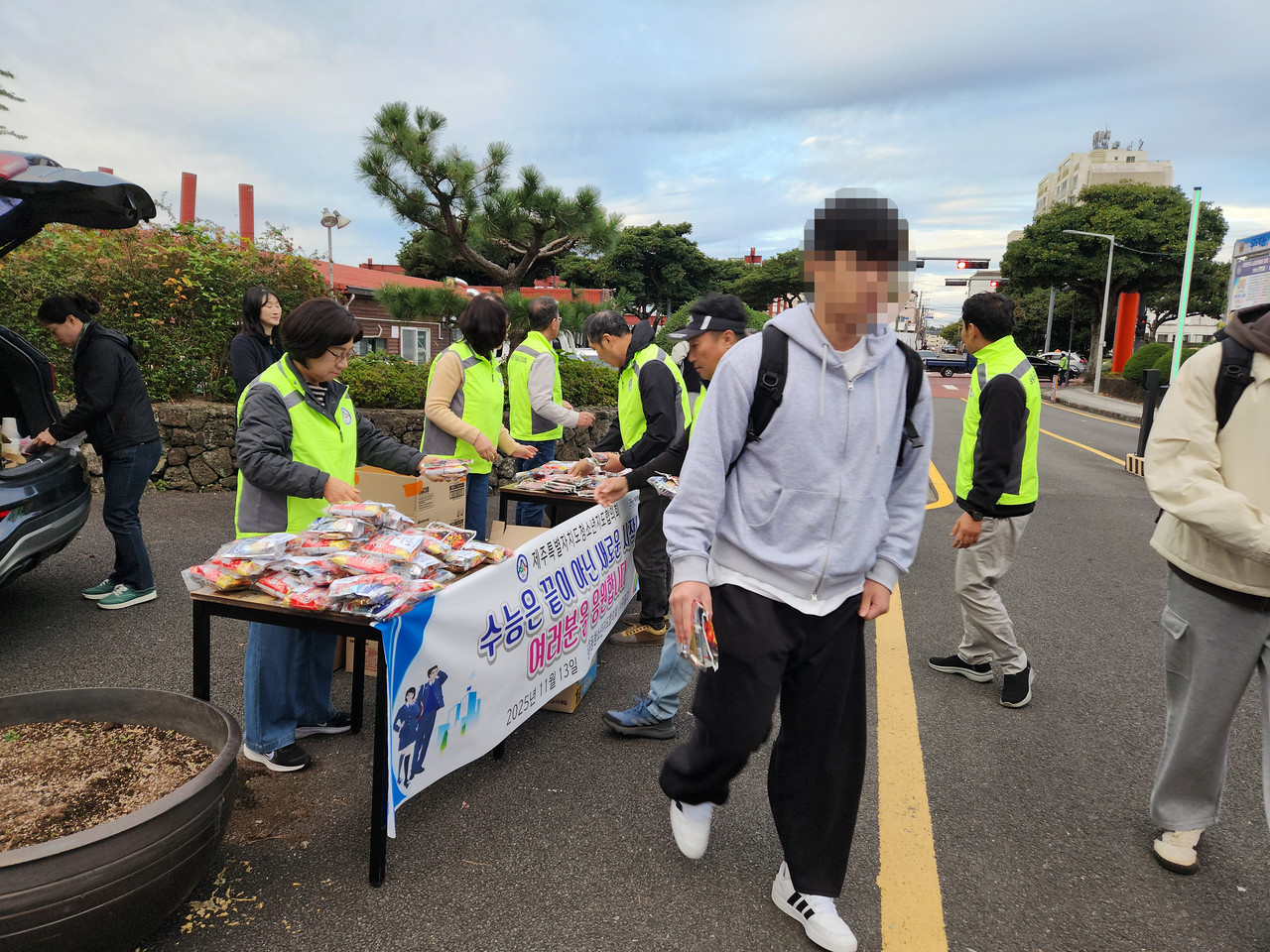 2026학년도 대학수학능력 시험이 서귀포 지역 4개 시험장을 포함해 전국 1310개 시험장에서 실시되고 있다.수험생이 제주특별자치도교육청 96지구 제1시험장(서귀포고등학교)에 가고 있다.