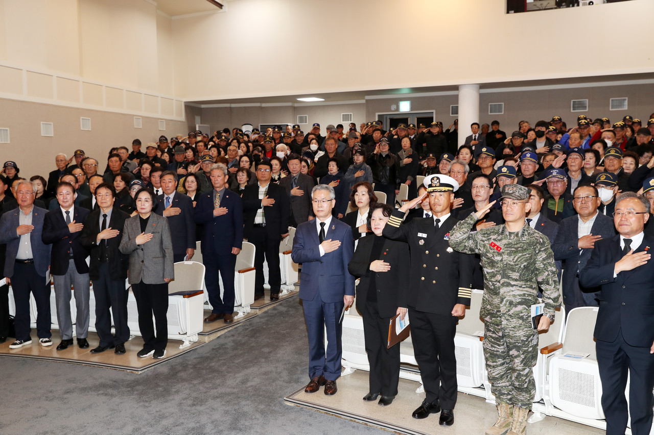 제주특별자치도는 17일 오전 11시 항일기념관에서 ‘제86회 순국선열의 날 기념식 및 제22회 제주지역 애국선열 합동추모식’을 거행했다.