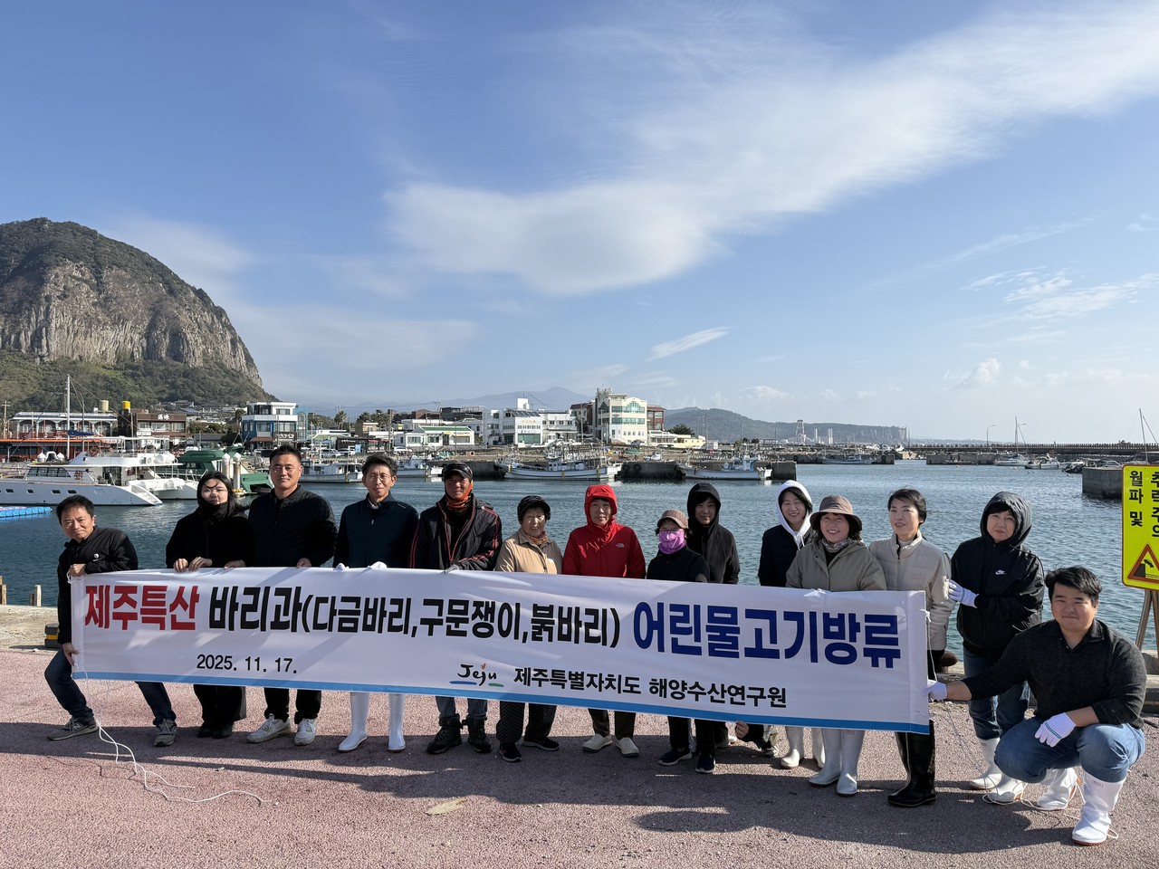 제주특별자치도 해양수산연구원(원장 강봉조)은 17일 다금바리, 구문쟁이, 붉바리 등 바리과 어류 종자 2만여 마리를 제주 연안 자원조성을 위해 방류했다.