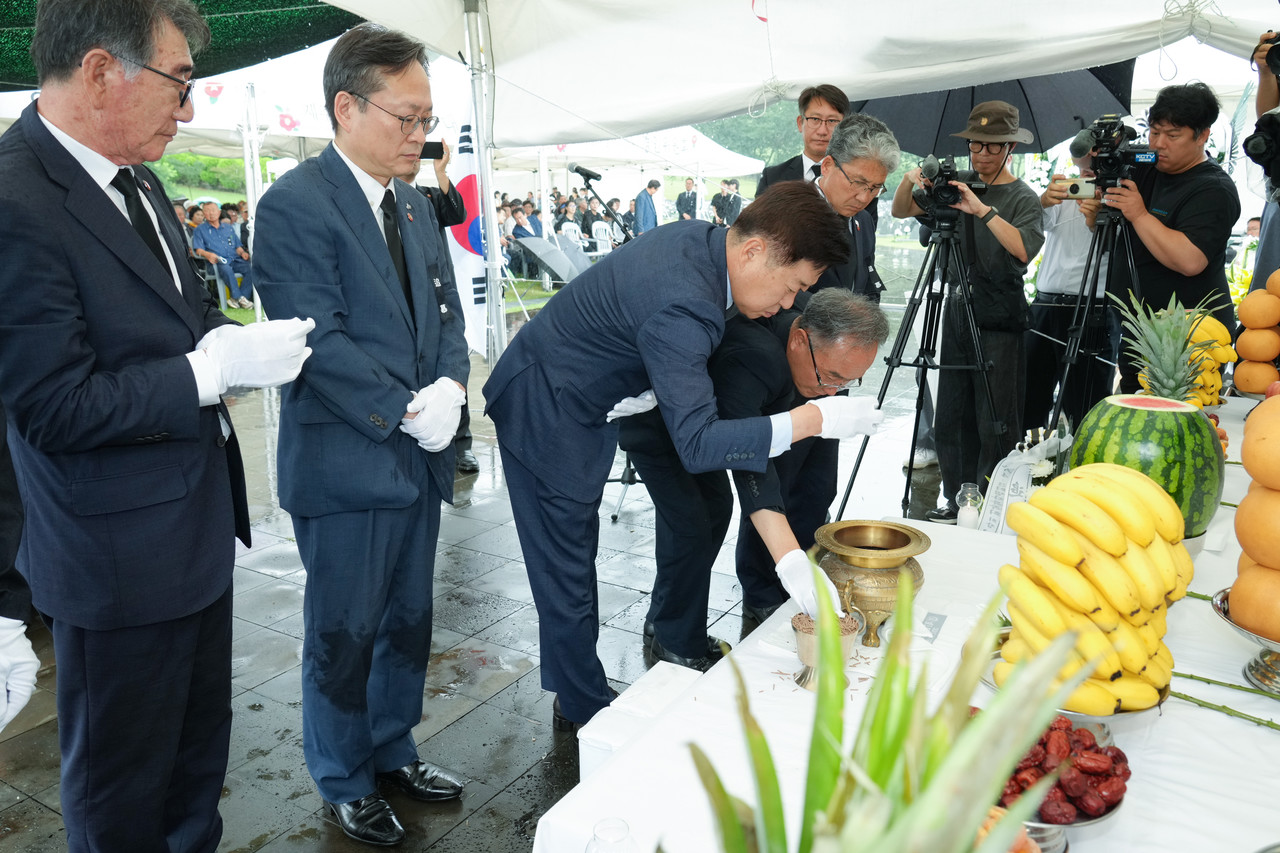 제주4‧3희생자유족회가 주최하고 제주4‧3행방불명인유족협의회가 주관한 제24회 제주4‧3행방불명희생자 진혼제가 지난  7월 19일 오전 10시 제주4‧3평화공원 행방불명인표석 위령제단에서 열렸다.